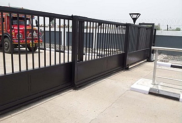 So sánh cổng xếp trượt (cổng lùa) và cổng xếp