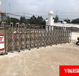 cổng xếp tự động V06HR có thêm hàng rào chắn. 