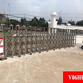 cổng xếp tự động V06HR có thêm hàng rào chắn. 
